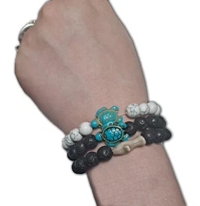 Stapelbare Perlenarmbänder - weiße Howlite & türkis Schildkröte, schwarzer Lavafisch - Bild 1 von 4