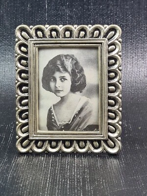 mini portafoto antico metallo argento 1000 cm interno cm 6 x 4,5 - Immagine 1 di 3