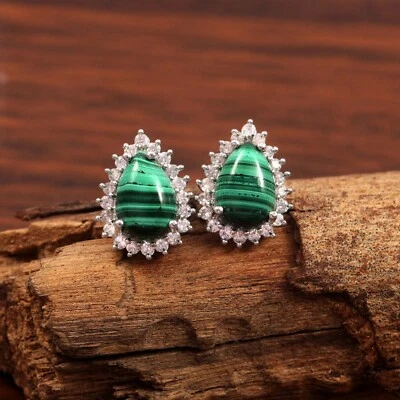 Stud in malachite borchia fatta a mano love stone stud minimalista stud-prong... - Immagine 1 di 3