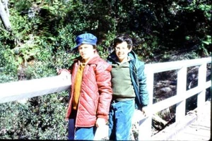 35mm Colour Slide- 2 boys on bridge - Picture 1 of 1