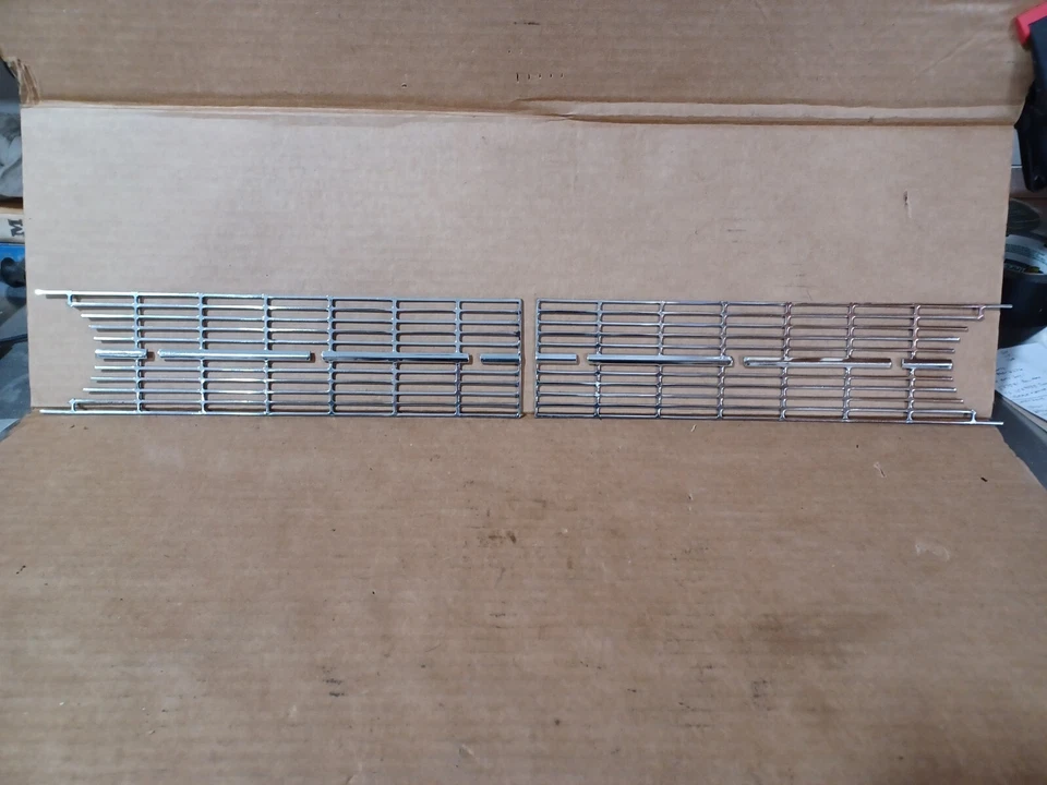 Parrillas laterales delanteras Studebaker Gran Turismo Hawk 1963 parte # 1352998 GT Hawk Foto 1 de 4