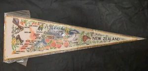 Vtg New Zealand Pennant ~ Featuring Map Kiwi Kakabeak Fantail Manuka NEW A1 - Picture 1 of 17