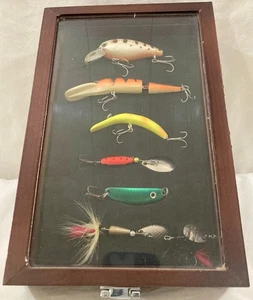 Lote de 7 señuelos de pesca vintage en vitrina enmarcada - Imagen 1 de 7