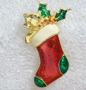 Weihnachtsstrumpf Teddybär Anstecknadel Stechpalme Brosche rot grün Emaille goldfarben Vintage - Bild 1 von 5