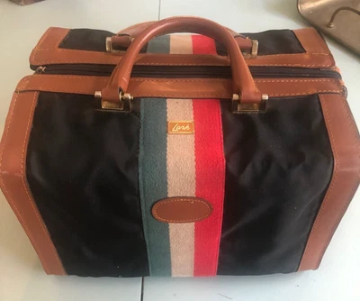 Equipaje de mano/cámara/maquillaje Lark de colección bolso RARO 12"X10"X8" RARO Foto 1 de 4