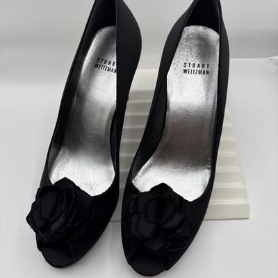 Zapatos de salón de vestir Stuart Weitzman negros punta abierta roseta en la parte superior tacones de 3 pulgadas talla 9,5 Foto 1 de 4
