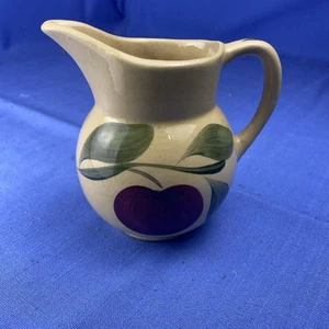 Jarra crema vintage Watt Pottery ROJA MANZANA Y HOJAS gres 4,25" EE. UU. 62 - Imagen 1 de 5