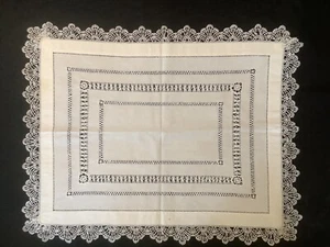 Bandeja de té vintage de lino y encaje dibujado/tirado con hilo - Imagen 1 de 12