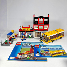 LEGO City 7641 City Corner Complete Retired No Box Bike Shop Pizza