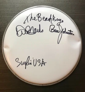 * DAVID MARK & BRUCE JOHNSTON * Cabezal de batería firmado de 10" * THE BEACH BOYS * PRUEBA 2 - Imagen 1 de 3