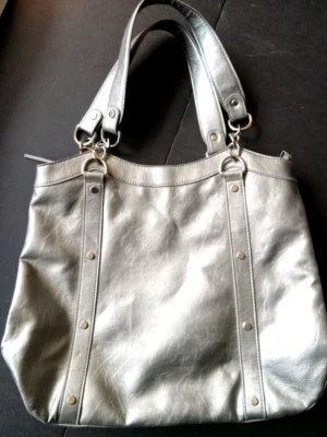 Apt 9 Grande Imitación Brillante Cuero Plateado Bolso de Hombro Cartera 15" Ancho 13" Alto Foto 1 de 4