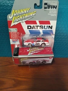 2024 JOHNNY LIGHTNING 1981 DATSUN 280ZX BRE TRIBUTE STORAGE TIN REL 1 VS A NO 1 - Picture 1 of 10
