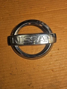 EMBLEMA INSIGNIA DELANTERA NISSAN ALMERA 62890BU700 - Imagen 1 de 4