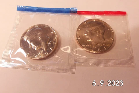 1981 P&D KENNEDY HALF DOLLARS - IN MINT CELLO -- #1 Cover