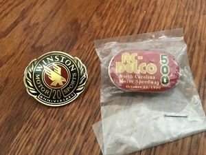 Vintage NASCAR Racing Hut Souvenir Hut Pins AC Delco 500 Winton Cup Motorsport - Bild 1 von 6