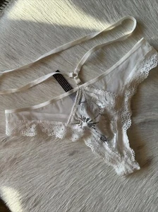 Sexy Tanga Pequeña Victoria's Secret Encaje Blanco Nuevo con Etiquetas - Imagen 1 de 7