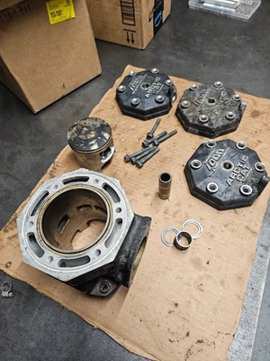 Thundercat 1000 Jug and Piston - Image 1 of 4