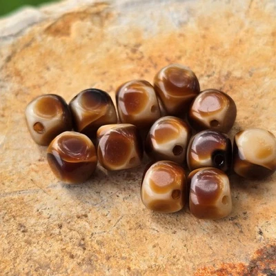 Cuentas de vidrio alemanas antiguas | Cubo de mármol crema marrón arremolinado años 50 | Lote de 12 Foto 1 de 4