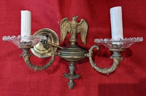 Metallguss Kandelaber Wandleuchter mit zwei Lichtern und Adler in der Mitte 17 B x 10 H - Bild 1 von 12