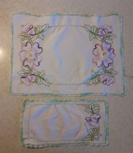 Handbestickte und gehäkelte Tischdeckchen 2 Stück Set lila grün - Bild 1 von 2