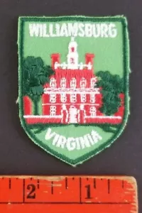Vintage Williamsburg Virginia Camicia Cappello Giacca Patch - Foto 1 di 2