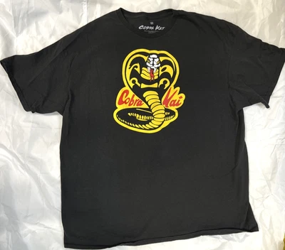 Camiseta negra COBRA KAI Strike First Strike Hard para hombre talla 2XL Karate niño Foto 1 de 4