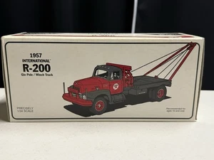 New First Gear 1/34 Gulf Well Serv 1957 International R-200 Gin Pole Winch Truck - Picture 1 of 4