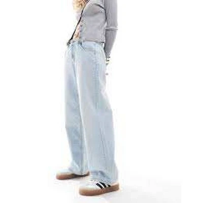 Pantalones de mezclilla holgados informales de tiro alto 32/12 de lavado claro con diseño de ASOS Foto 1 de 4