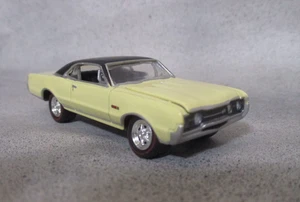 Johnny Lightning 1967 Oldsmobile Cutlass 442 gelb 1:64 Diecast Gummireifen - Bild 1 von 6