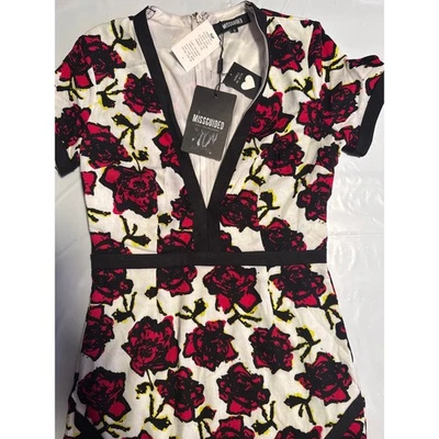Mini vestido feminino Missguided estampa floral gola V manga curta acabamento preto - Imagem 1 de 4