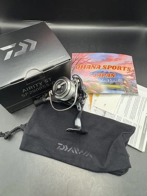 Carrete giratorio "sin usar" Daiwa 23 AIRITY ST SF 2000SS-P con caja rango S Foto 1 de 4