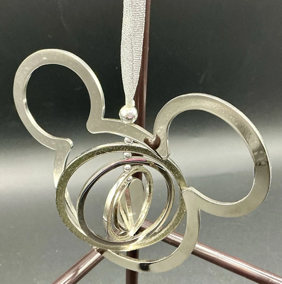 "Adorno de Navidad giratorio de metal plateado icono de Mickey Mouse de los parques de Disney 5""x4""" Foto 1 de 4