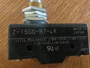 Interruptor de acción rápida industrial Omron Z-15Gq-B7-K, montaje en panel, actuador de émbolo, - Imagen 1 de 3