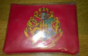 Harry Potter rote Geldbörse & wiederverwendbarer Shopper Hogwarts & Quidditch Logo brandneu - Bild 1 von 7
