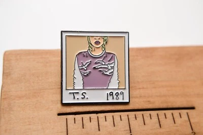 Broche prendedor Taylor Swift - 1989 esmalte Polaroid Foto 1 de 3