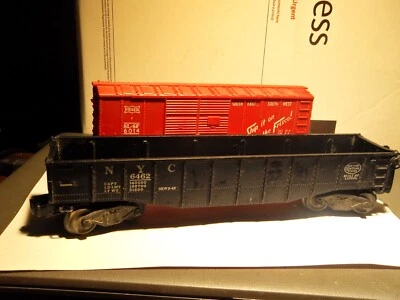 VINTAGE LIONEL O-GAUGE BLACK GONDOLA CAR 6462 & RED FRISCO BOX CAR 6014 - Image 1 of 4