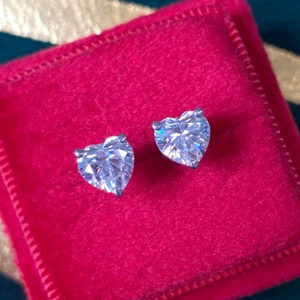 Aretes con pasador de moissanita corte corazón de 1,5 quilates enchapados en oro blanco de 14 k - Imagen 1 de 7