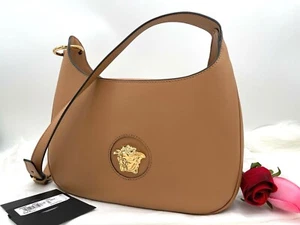 AUTÉNTICO NUEVO CON ETIQUETAS $1875 Versace La Medusa Mediano Caramelo Cuero con Guijarros - Imagen 1 de 12