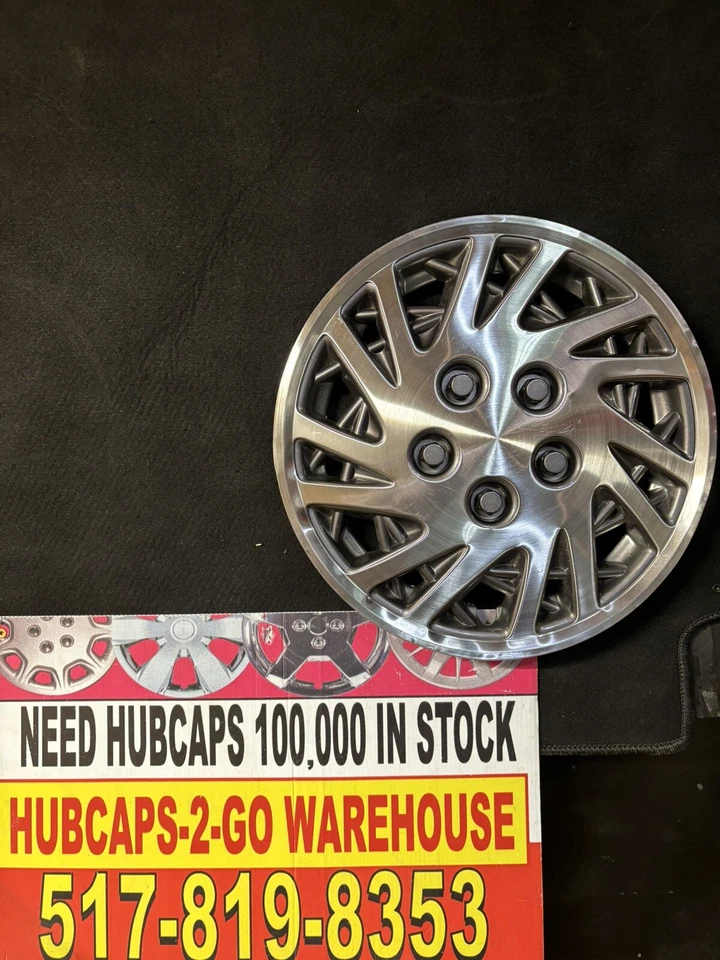 Dodge Caravan Shadow Lebaron 1993-95 15"" tapacubos plateado usado 1 carbón abolladuras OEM Foto 1 de 4