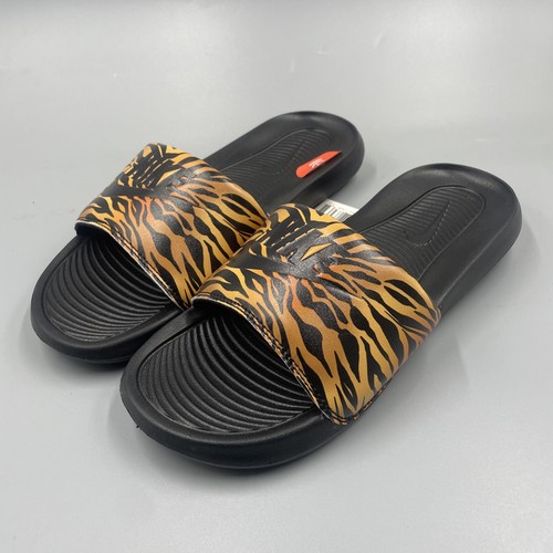 Nuovi sandali Nike Victori One Slides CN9676 010 stampa con animali donna taglia 6