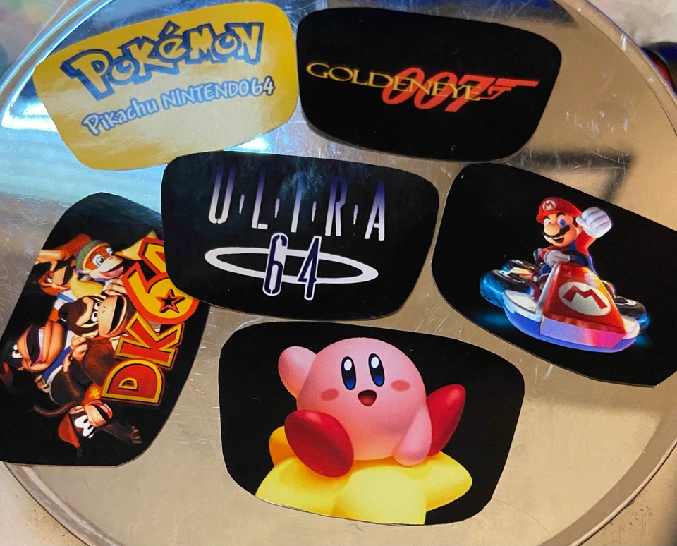 Consola Nintendo 64 N64 Personalizada Logo Emblema Joya Etiqueta Premium Pegatina Elige 1 Foto 1 de 1