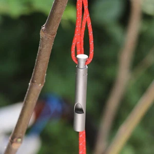Silbato de titanio ultraligero con cable silbato de camping silbato de supervivencia al aire libre - Imagen 1 de 10
