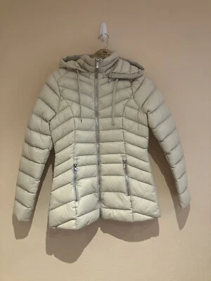 Abrigo corto acolchado con capucha Karen Millen para mujer relleno de plumón crema empaquetable talla 10 Foto 1 de 4