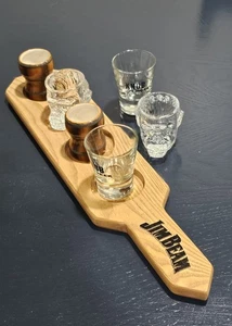Bonito lote de (6) vasos de chupito coleccionables + tabla de degustación de madera maciza Jim Beam leer - Imagen 1 de 11