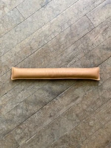 Pisapapeles Leather Works Ltd. 11-3/4" x 1-5/8" de cuero relleno de tiro (161-LW) - Imagen 1 de 1