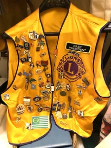 VINTAGE LIONS' CLUB INTERNATIONAL PAST PRESIDENT XL WESTE mit LOT of PINS MEDALS - Bild 1 von 4