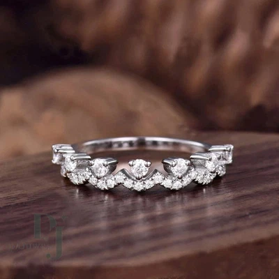 Alianza de boda de eternidad enchapada en oro blanco de 14 quilates con diamantes creados en laboratorio de corte redondo de 2 quilates Foto 1 de 4