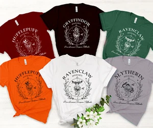 Zaubererhaus Hemden, Slytherin Shirt, Zauberer Welt Shirt, Hogwarts Haus Shirt - Bild 1 von 3