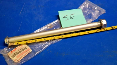 Nuevo GENUINO OEM SUZUKI 64711-24B02 eje trasero perno y tuerca LS650 S40 1995-2015 Foto 1 de 4