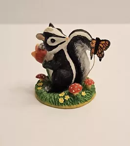 Silvestri Charming Tails Skunk with Butterfly Figurine Why Hello There - Picture 1 of 9